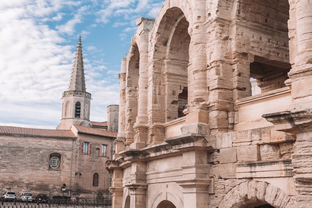 Une photo prônant le côté médiéval de Arles