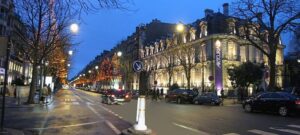 Photo de nuit de l'avenue Montaigne à Paris