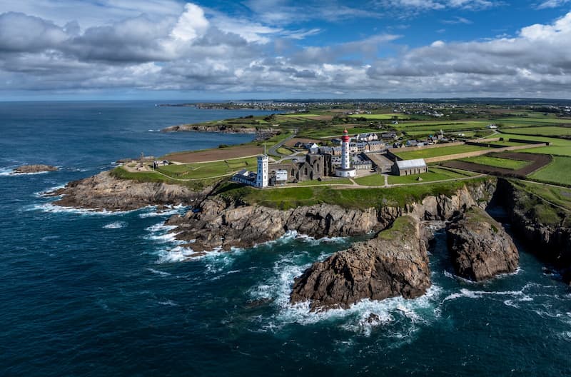 Vue aérienne du phare de Saint-Mathieu surplombant la côte rocheuse et l'océan Atlantique, en Bretagne, France.