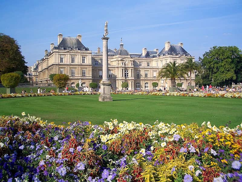 Jardin du Luxembourg à Paris avec palais historique et parterres fleuris