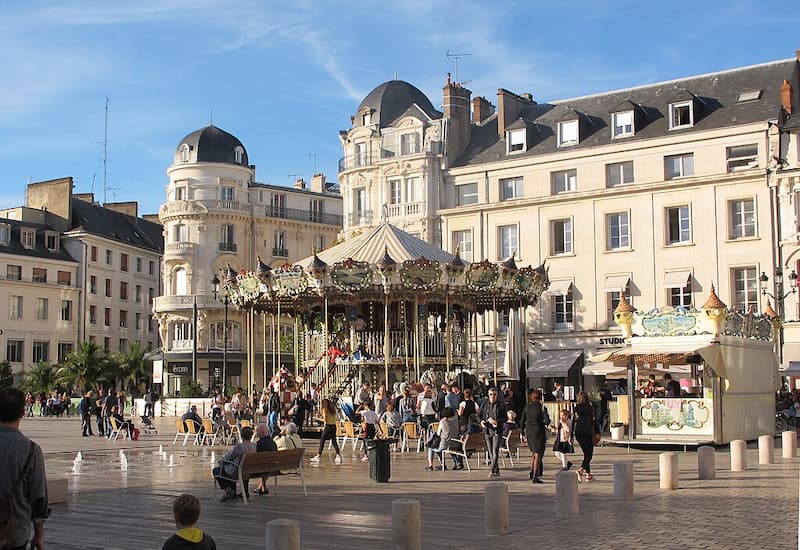 Place du Martroi à Orléans avec son carrousel historique et ses immeubles haussmanniens emblématiques