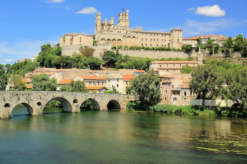 Cathédrale Saint-Nazaire de Béziers surplombant le Pont Vieux et l'Orb